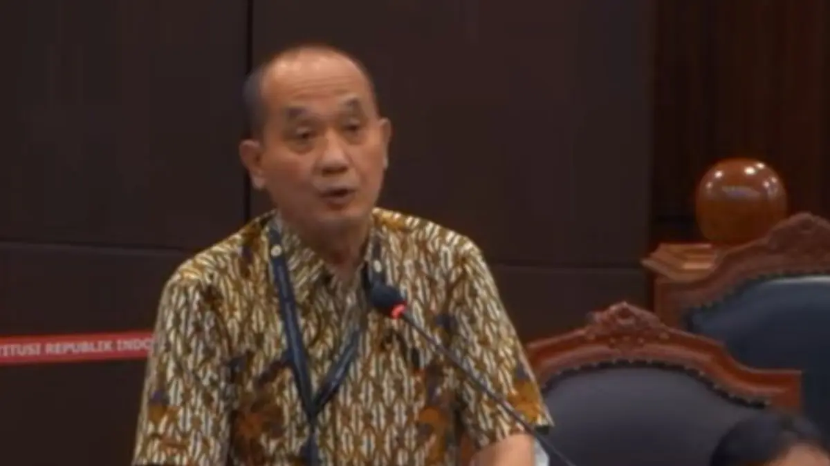 Sektretaris Jenderal Asosiasi Nasional Penerbangan Indonesia atau INACA Bayu Sutanto memberikan keterangan dalam sidang uji materiil UU Penerbangan menyoal keterlambatan penerbangan di Ruang Sidang Pleno Mahkamah Konstitusi, Jakarta, Senin (20/7). (ANTARA/YouTube/Mahkamah Konstitusi/Laily Rahmawaty)