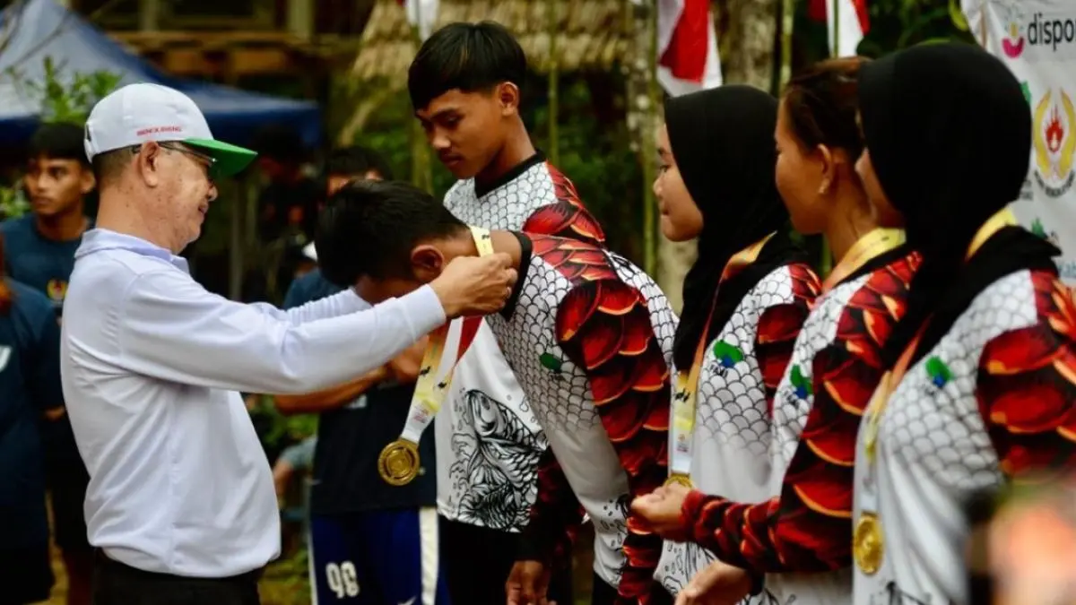 ARSIP - Atlet Arung Jeram Kontingen Kabupaten Kapuas Hulu meraih medali emas dalam Porprov Kalbar 2022 lalu. (DOK ANTARA)