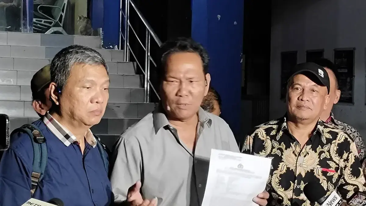 LAPORKAN HOTMAN PARIS: Direktur Anti-Kekerasan Wartawan PWI Pusat, Edison Siahaan (tengah), memberikan keterangan kepada wartawan di Sentra Pelayanan Kepolisian Terpadu (SPKT) Polda Metro Jaya, Jakarta, Senin (20/7/2026), usai PWI melaporkan Hotman Paris Hutapea terkait dugaan penghinaan terhadap profesi jurnalis. ANTARA/Ilham Kausar/aa.