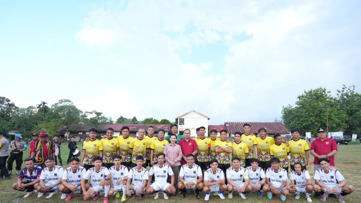Bupati Landak Karolin margret natasa membuka Turnamen Sepak Bola Ankar Bahana Karimawatn 103 Cup 2026.