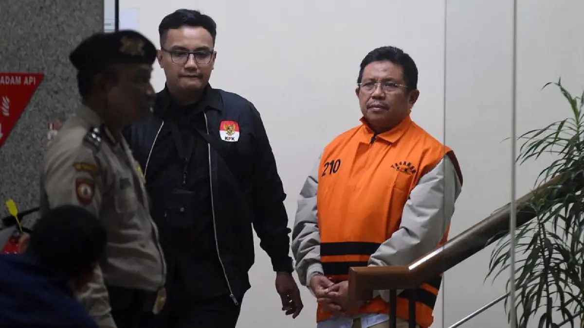 Bupati Lombok Barat, Lalu Ahmad Zaini (kanan), berjalan menuju mobil tahanan usai menjalani pemeriksaan di Gedung Merah Putih KPK, Jakarta, Selasa (21/7/2026).(Antara)