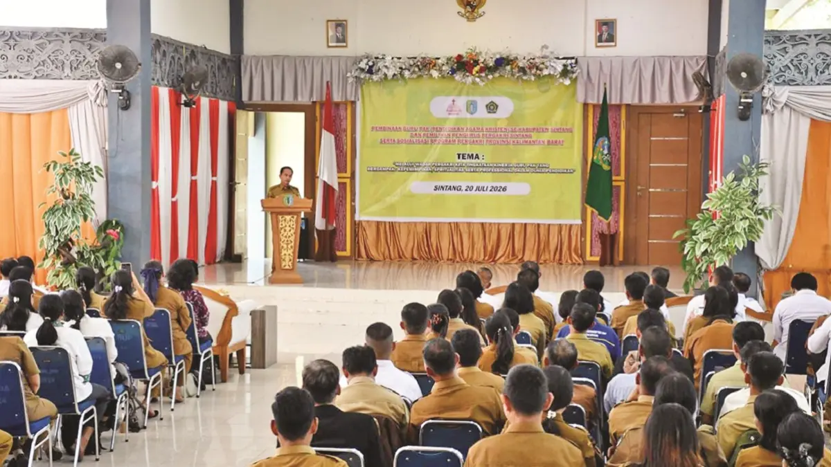 Bupati Sintang, Gregorius Herkulanus Bala, saat memberikan arahan kepada Guru Pendidikan Agama Kristen se-Provinsi Kalimantan Barat yang bertugas di Kabupaten Sintang, Senin (20/7). (ISTIMEWA)