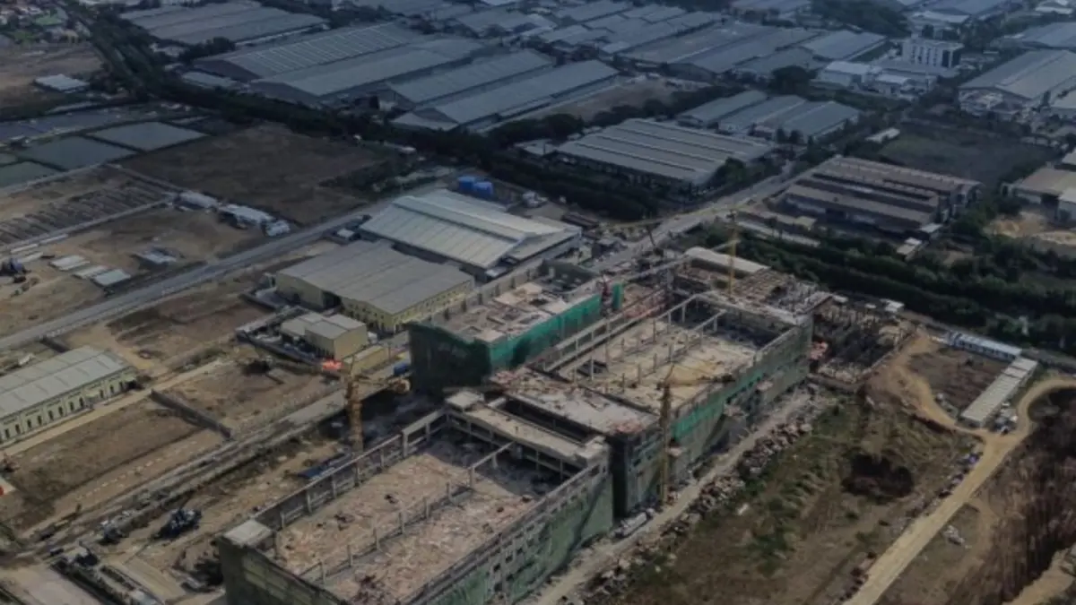 Foto udara proyek pembangunan gedung perusahaan di Kawasan Industri Wijayakusuma (KIW), Semarang, Jawa Tengah, Senin (20/7). (ANTARA FOTO/Makna Zaezar/kye)