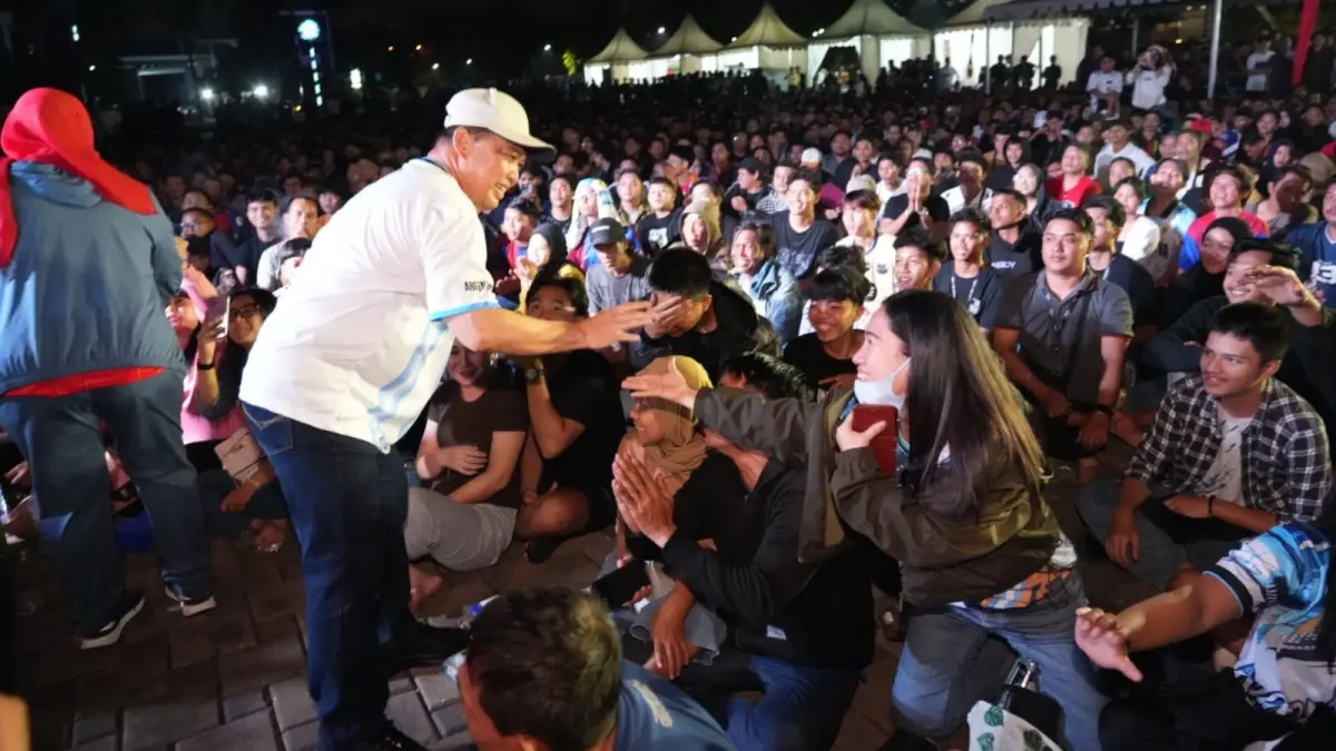 Gubernur Kalbar, Ria Norsan menyapa masyarakat yang datang menonton bareng final Piala Dunia, antara Spanyol vs Piala Dunia. (Adpim Pemprov Kalbar)
