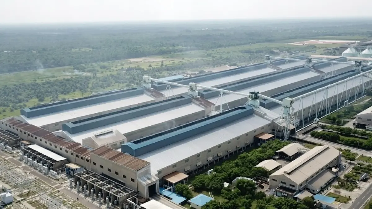 Investasi hilirisasi bauksit melonjak 193 persen. Hilirisasi bauksit memperkuat posisi Kalbar sebagai pusat smelter dan membuka peluang kerja. (MIND ID)