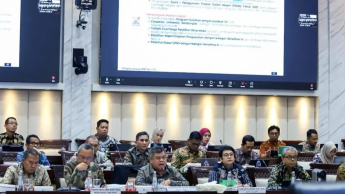 Kepala BPKP Muhammad Yusuf Ateh (tengah) dalam Rapat Kerja Komisi XI DPR RI di Jakarta, Kamis (16/7). (ANTARA/HO-(BPKP))