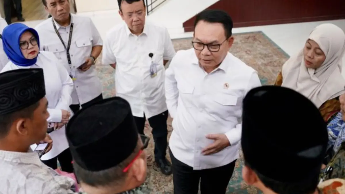Kepala Staf Kepresidenan Jenderal (Purn.) Dudung Abdurachman (tengah) saat menerima kehadiran kelompok tani tebu Way Kanan, Lampung di Gedung Bina Graha, Kompleks Istana Kepresidenan, Jakarta, Senin (20/7). (ANTARA/HO-KSP)