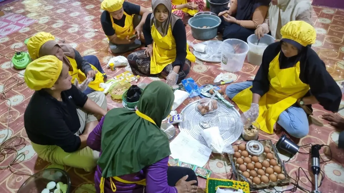 Masyarakat Desa Siantau mengikuti pelatihan peningkatan produk bernilai tambah untuk mendorong kemandirian ekonomi. AMNL bersama KUB Siantau Raya perkuat komitmen melalui program Pertanian Ekologi Terpadu (PET) peternakan ayam petelur. (ISTIMEWA)