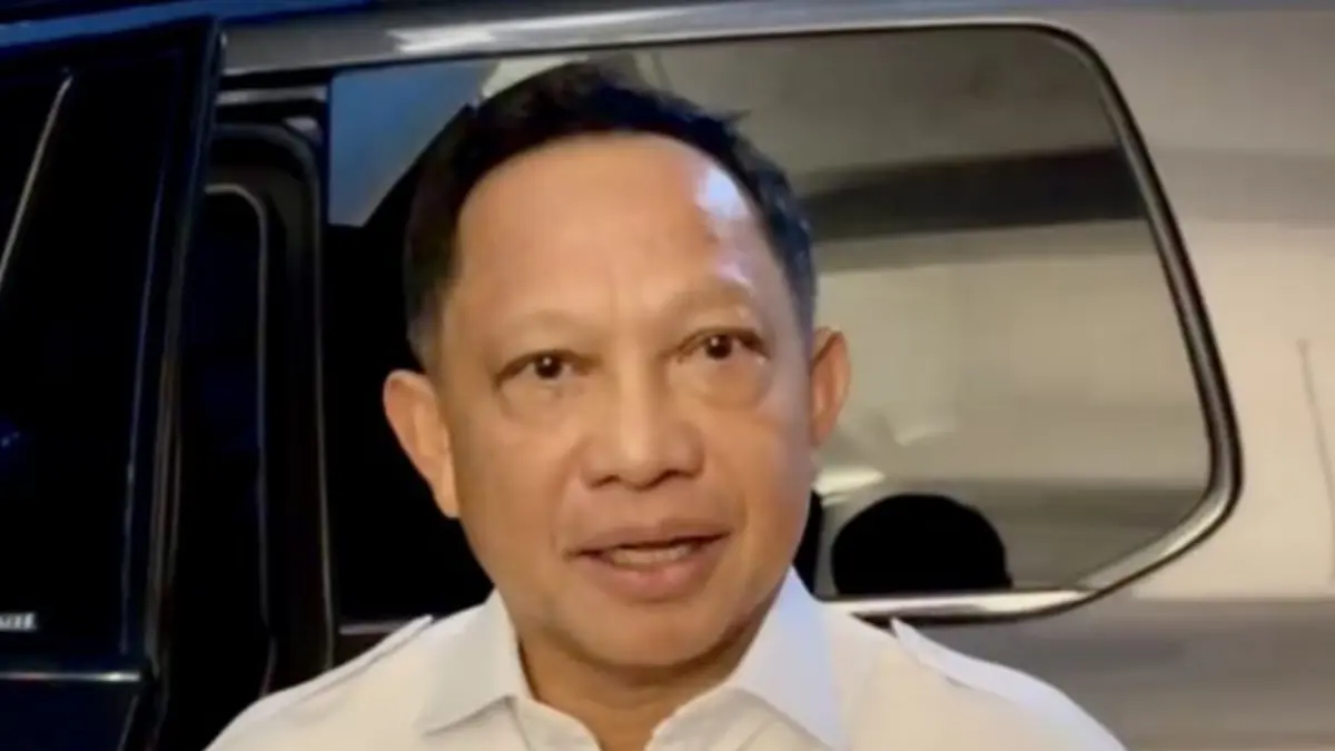 Menteri Dalam Negeri (Mendagri) Tito Karnavian menjawab pertanyaan wartawan saat ditemui di Istana Kepresidenan RI, Jakarta, Senin (20/7) setelah mengikuti Sidang Kabinet Paripurna di Istana Negara. (ANTARA/HO-Dokumentasi Pribadi)