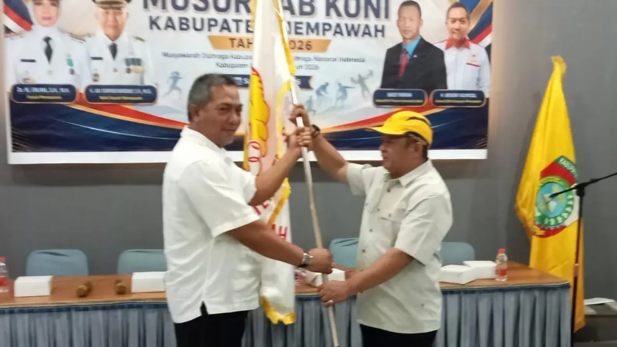 PATAKA: Safruddin Asra (kanan) menerima pataka usai terpilih sebagai ketua KONI Mempawah.

