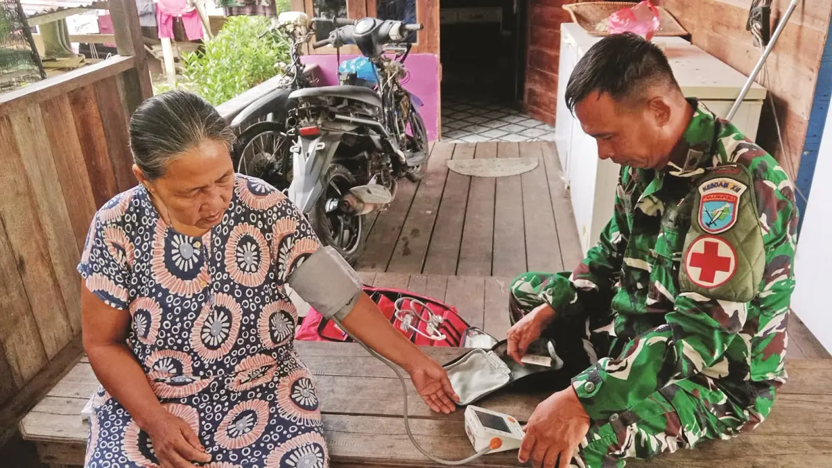 Pelayanan kesehatan gratis yang diberikan oleh TNI dalam program TMMD