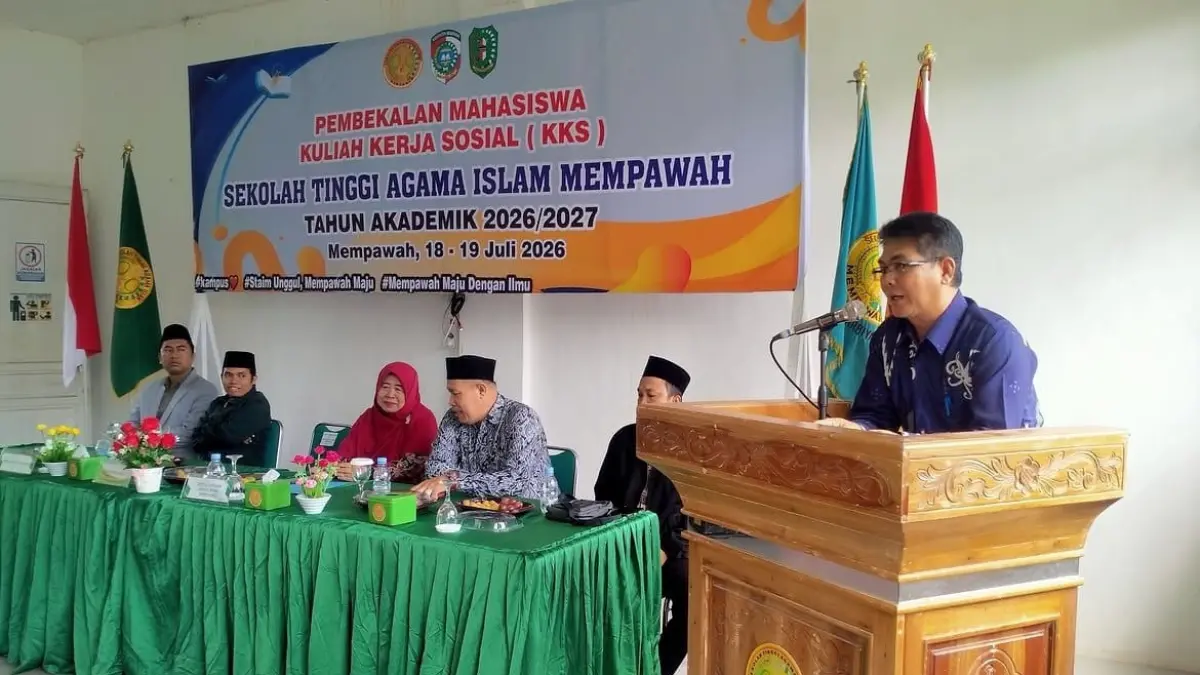 PEMBUKAAN:  Sekda Mempawah, Abdul Malik saat membuka pembekalan mahasiswa KKS STAIM