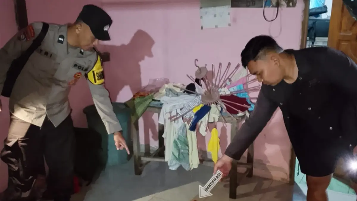 Personel Polsek Sungai Tebelian Kabupaten Sintang mengidentifikasi lokasi kejadi meninggalnya seorang ibu dan dua anaknya di Kabupaten Sintang pada Minggu (19/7) lalu. (DOK POLSEK SUNGAI TEBELIAN)