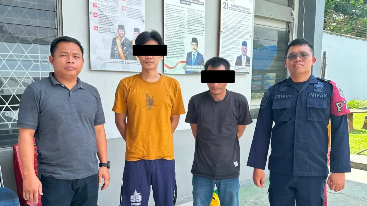 Personel Unit PPA Satreskrim Polres Singkawang menyerahkan tersangka dan barang bukti ke Kejaksaan Negeri Singkawang dalam perkara dugaan kekerasan terhadap anak.