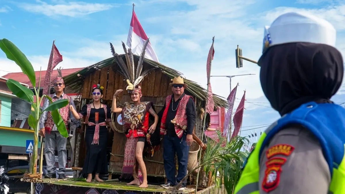 Peserta mengikuti Pawai Pekan Gawai Dayak Ke-IV Tahun 2026 di Kapuas Hulu. Festival budaya ini menjadi ruang menjaga tradisi dan memperkuat kebersamaan masyarakat.