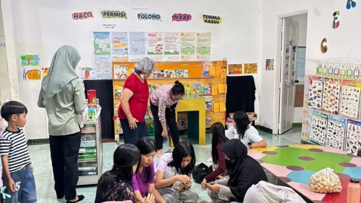 Sejumlah orang tua murid baru saat menata ruang kelas belajar di Sekolah Alam Terpadu Cerlang pada saat MPLS. (ISTIMEWA)