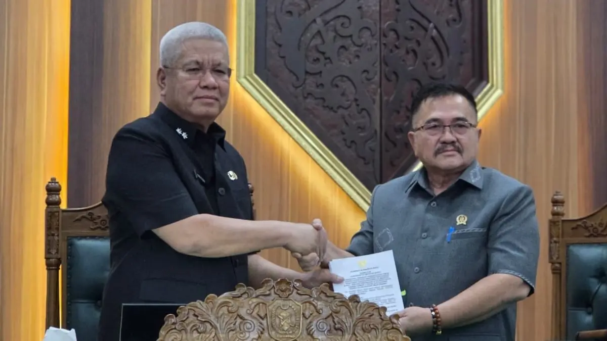 Sekda Kalbar Harisson saat menyerahkan berkas Jawaban Gubernur atas Pandangan Fraksi terhadap Raperda Pengelolaan BMD kepada Ketua DPRD Kalbar Aloysius. (Adpim Pemprov Kalbar)