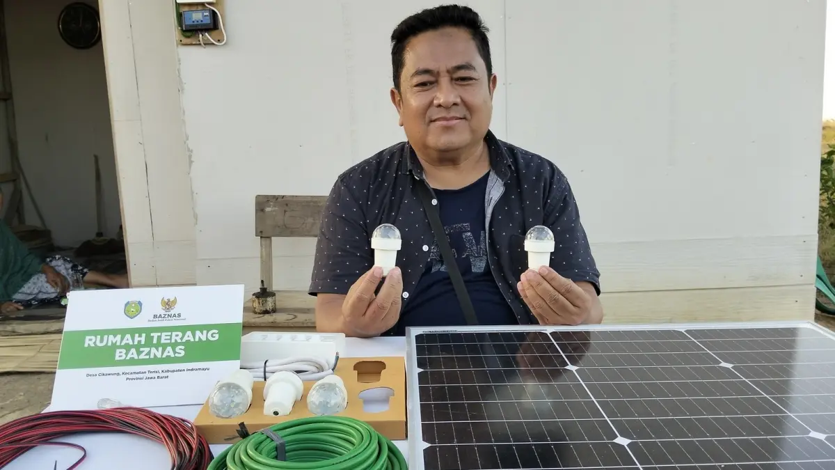 Ujang Koswara menunjukkan sistem panel Surya dan perangkat Limar (Listrik Mandiri) hasil buatannya. (JAWA POS)