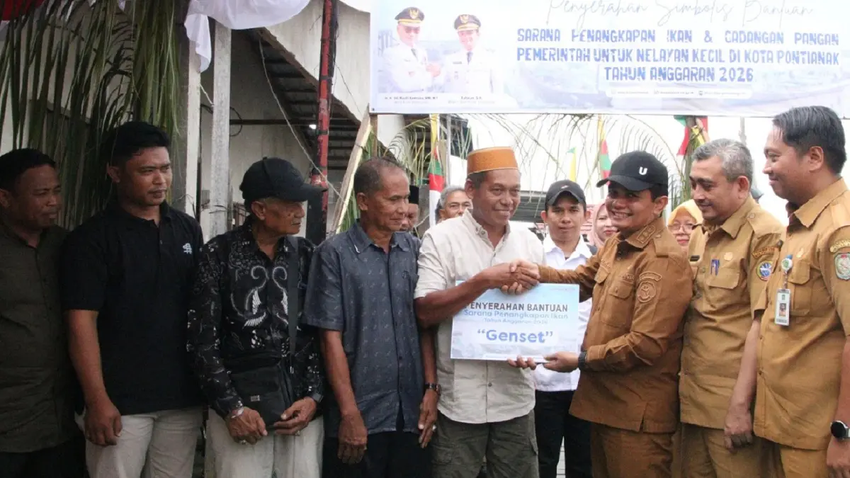 Wakil Wali Kota Pontianak, Bahasan, menyerahkan bantuan kepada nelayan di kampung nelayan Gg. H. Sanusi, Kelurahan Banjar Serasan, Pontianak Timur, Selasa (21/7/2026). (Prokopim)