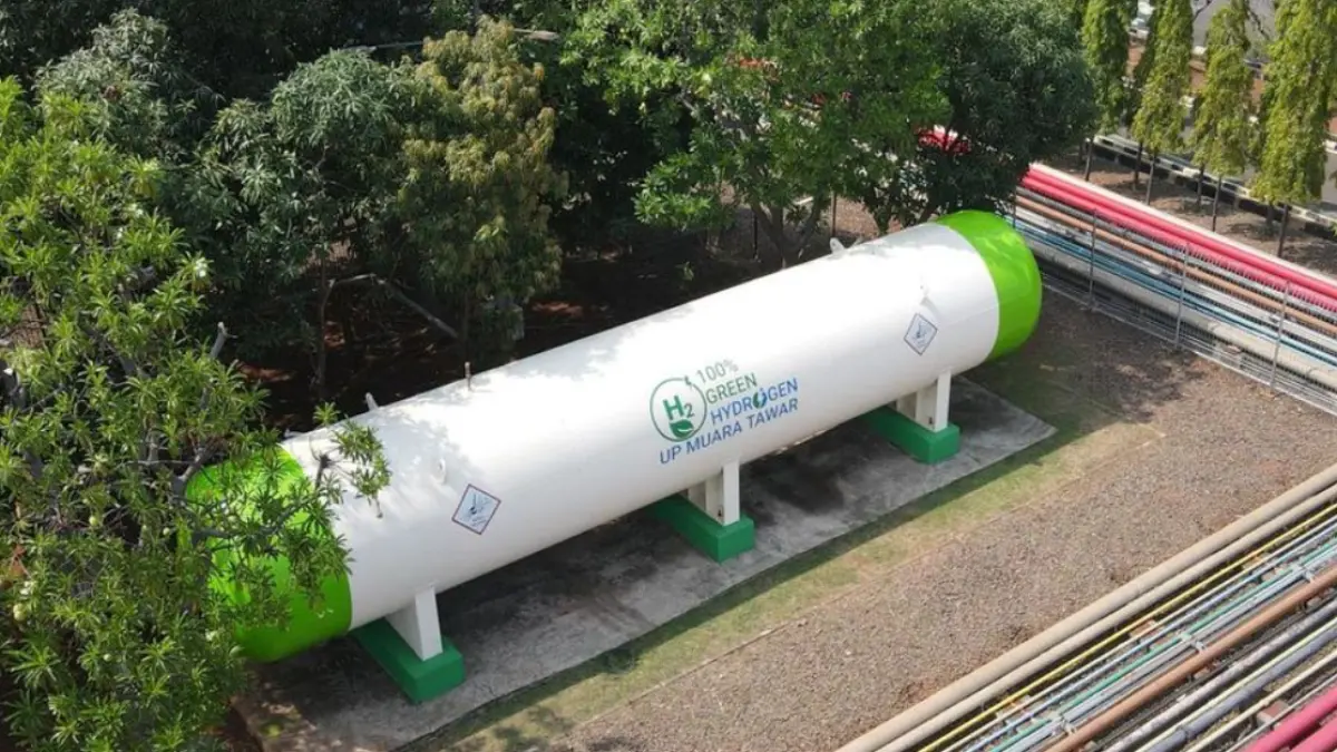 Tangki penyimpanan hidrogen hasil produksi Green Hydrogen Plant di PLTGU Muara Tawar, Jawa Barat. Hidrogen diproyeksikan menjadi sumber energi baru untuk menopang kebutuhan listrik industri hilirisasi, mengurangi ketergantungan pada bahan bakar fosil, serta menekan biaya pembangkitan listrik hingga 75 persen. (Dok PLN)