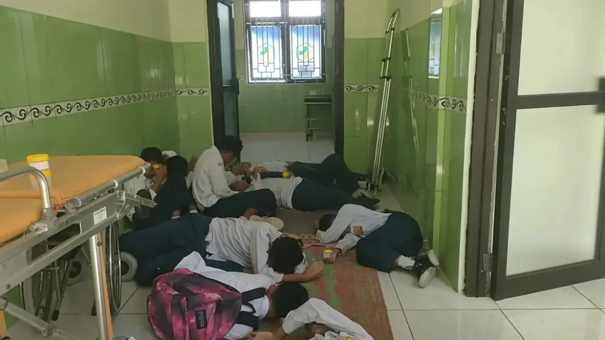 Sejumlah siswa SMPN 3 Wates, Kulon Progo, menjalani perawatan di IGD Puskesmas Wates setelah mengalami dugaan keracunan usai menyantap menu Makan Bergizi Gratis (MBG), Selasa (22/7). Kasus keracunan MBG di Kulon Progo dilaporkan meluas hingga menyasar ibu hamil dan ibu menyusui. (ISTIMEWA)