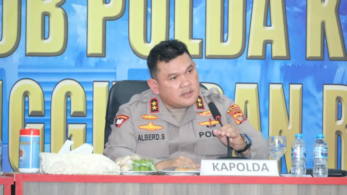 Kapolda Kalimantan Barat Irjen Pol. Alberd Teddy Benhard Sianipar memberikan arahan kepada personel Satbrimob Polda Kalbar saat kunjungan kerja di Mako Satbrimob Polda Kalbar, Pontianak, Rabu (22/7). Kapolda menekankan pengawasan ketat terhadap penggunaan senjata api, kendaraan dinas, dan perlengkapan operasional guna memperkuat disiplin, profesionalisme, serta pelayanan kepada masyarakat. (Humas Polda Kalbar)