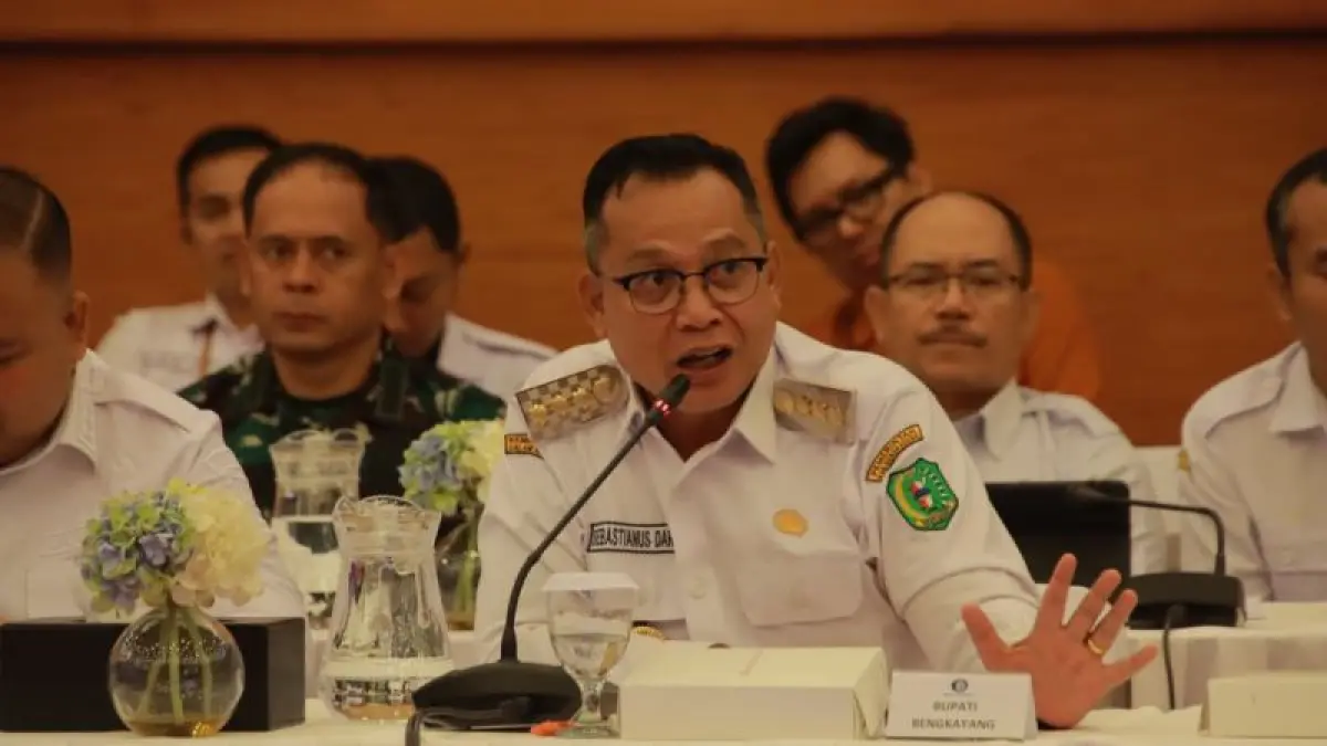 Bupati Bengkayang Sebastianus Darwis menghadiri High Level Meeting Pengendalian Inflasi di Kantor Perwakilan Bank Indonesia Provinsi Kalimantan Barat, Pontianak, Rabu (22/7). (ANTARA)