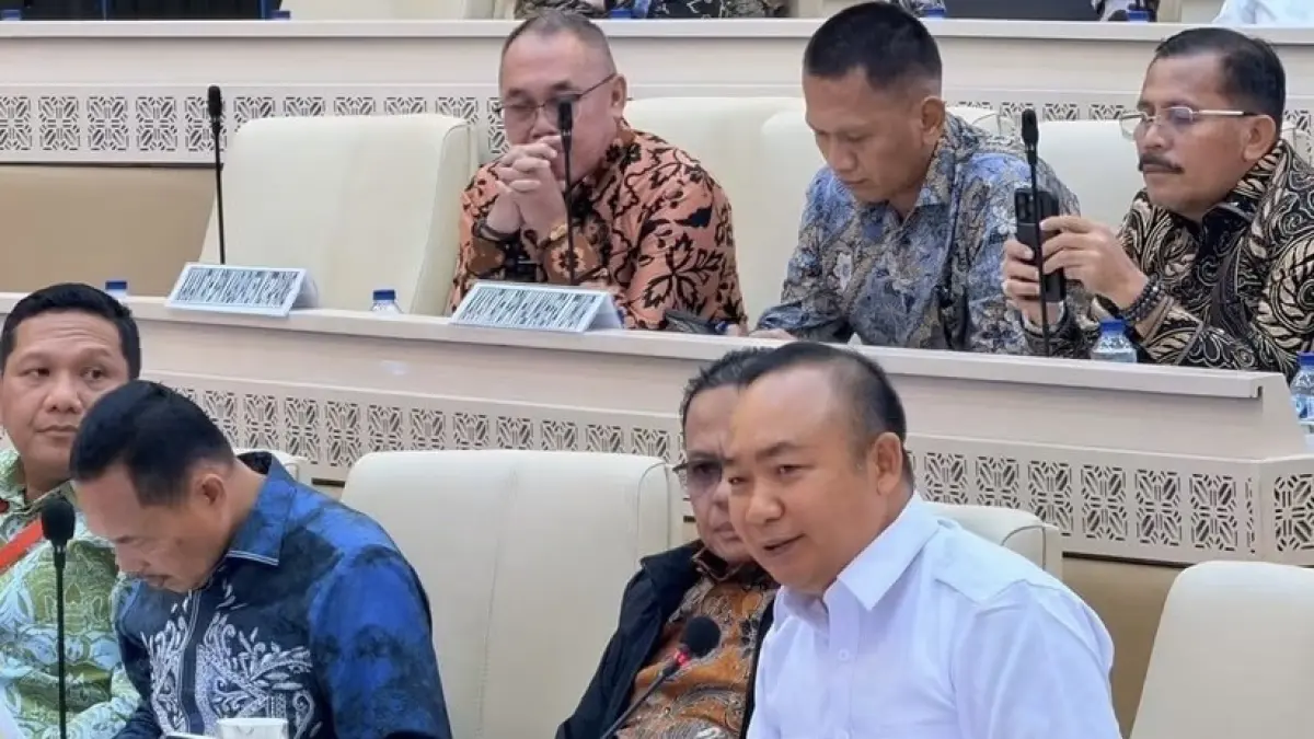 Bupati Ketapang, Alexander Wilyo, mendampingi masyarakat Teluk Bayur dalam RDP dengan Komisi II DPR RI, Senin (20/7). (ISTIMEWA)