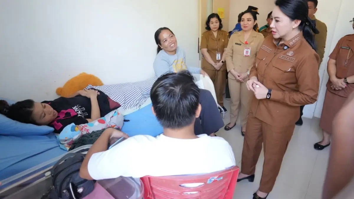 Bupati Landak Karolin Margret Natasa memantau jalannya kegiatan Sunat Massal dan Cek Kesehatan Gratis di Puskesmas Simpang Tiga, Kecamatan Banyuke Hulu Senin (20/7). (HUMAS PEMKAB LANDAK)