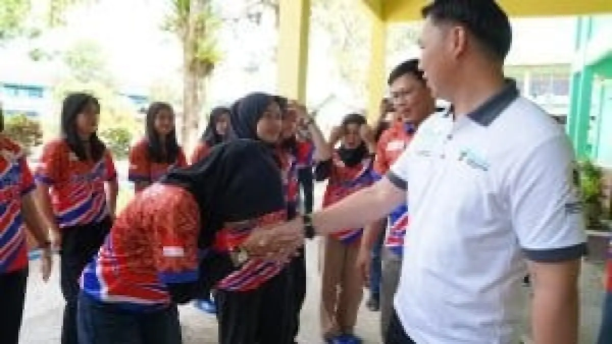 DOK
PORPROV : Bupati Kapuas Hulu Fransiskus Diaan saat melepas atlet Porprov tahun 2022. 
