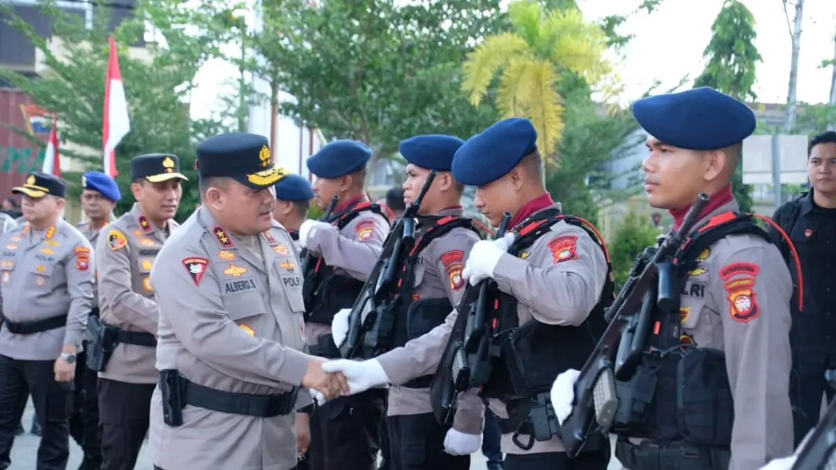 Kapolda Kalimantan Barat Irjen Pol. Alberd Teddy Benhard Sianipar menyalami personel Satbrimob Polda Kalbar saat kunjungan kerja di Mako Satbrimob Polda Kalbar, Rabu (22/7). Kunjungan tersebut diisi arahan untuk memperkuat disiplin, profesionalisme, serta pengawasan penggunaan senjata api dan kendaraan dinas dalam mendukung pelayanan kepada masyarakat. (Humas Polda Kalbar)