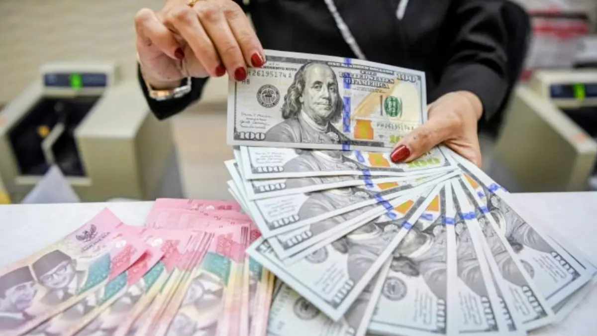 Ilustrasi: Karyawan menghitung uang pecahan rupiah dan dolar Amerika Serikat (AS) di gerai penukaran mata uang asing Ayu Masagung, Jakarta. (ANTARA FOTO/M Risyal Hidayat/foc.)
