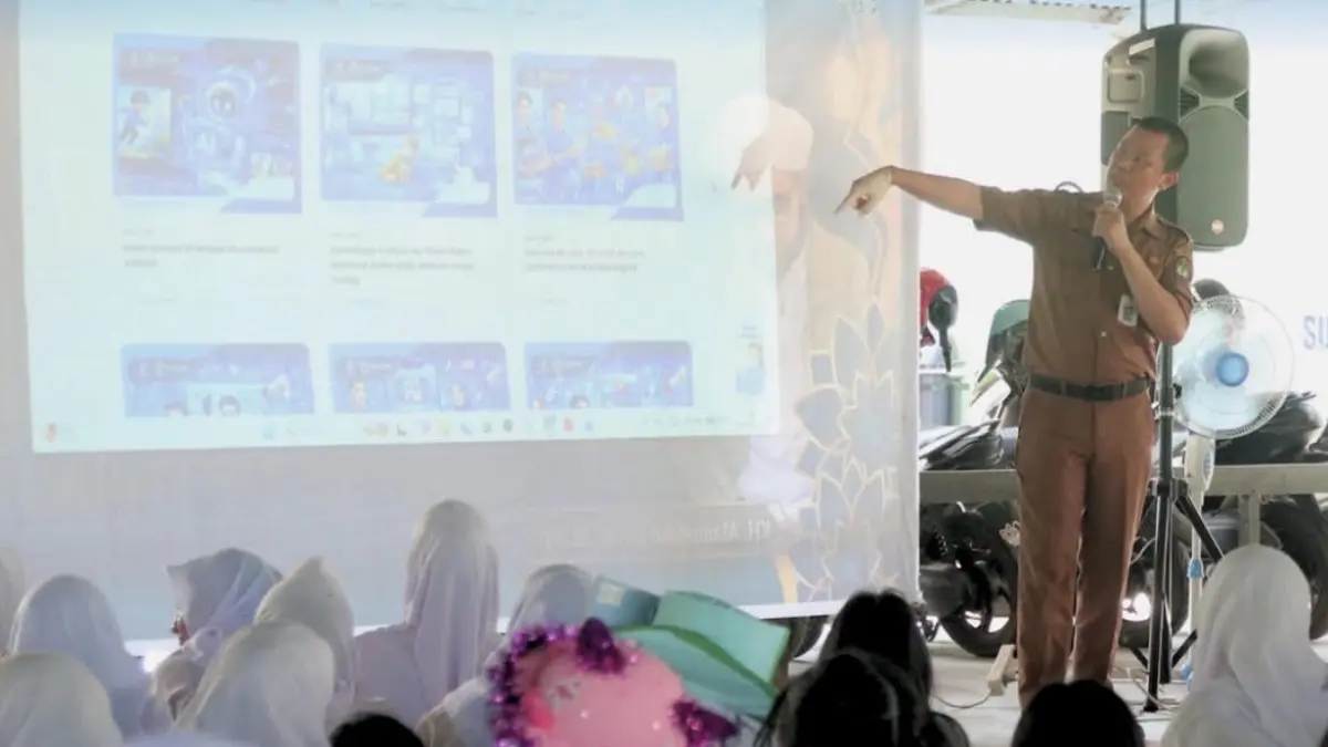 Kadiskominfo Ketapang, David, mengedukasi para siswa di SMAN 3 Ketapang terkait bermedia sosial yang baik, Selasa (21/7).(ISTIMEWA)
