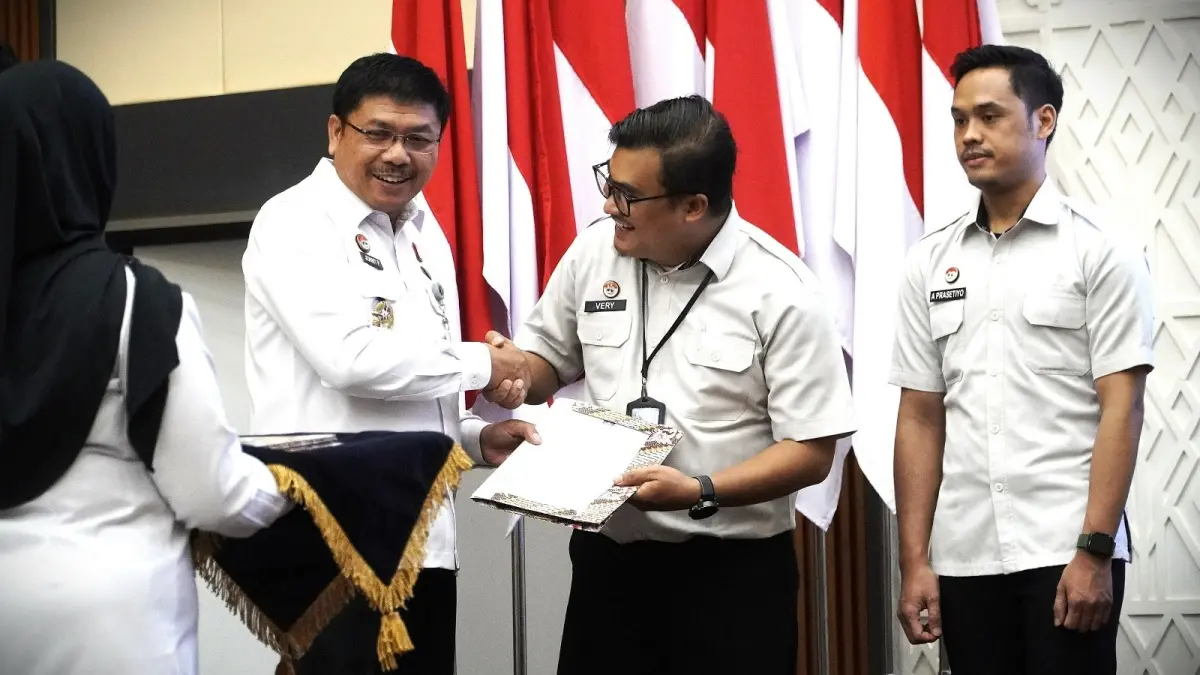 Kakanwil Kemenkum Kalbar Jonny Pesta Simamora menyerahkan SK kenaikan pangkat dan kenaikan kelas jabatan pegawai di Aula Soepomo Kanwil Kemenkum Kalbar, Rabu (22/7). (DOK KANWIL KEMENKUM KALBAR)