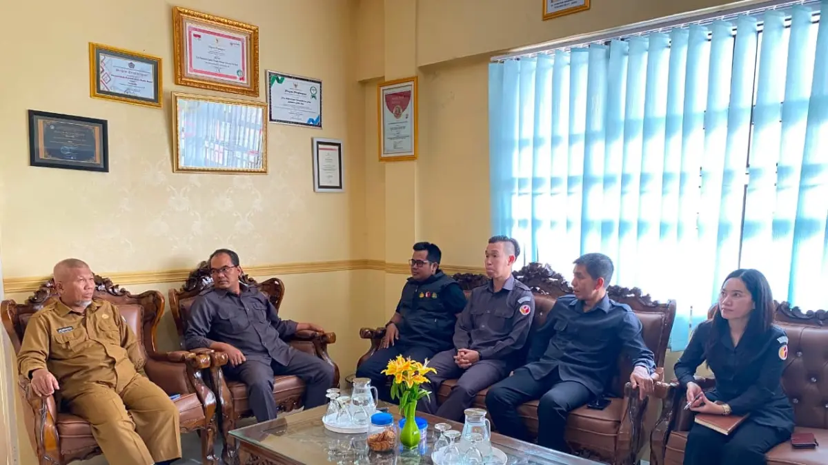 Ketua Bawaslu Kubu Raya, Encep Endan, bersama jajaran melakukan audiensi dengan Kepala Dinas PMD Kubu Raya, Jakariansyah di Kantor Dinas PMD, Selasa (21/7). (ISTIMEWA)