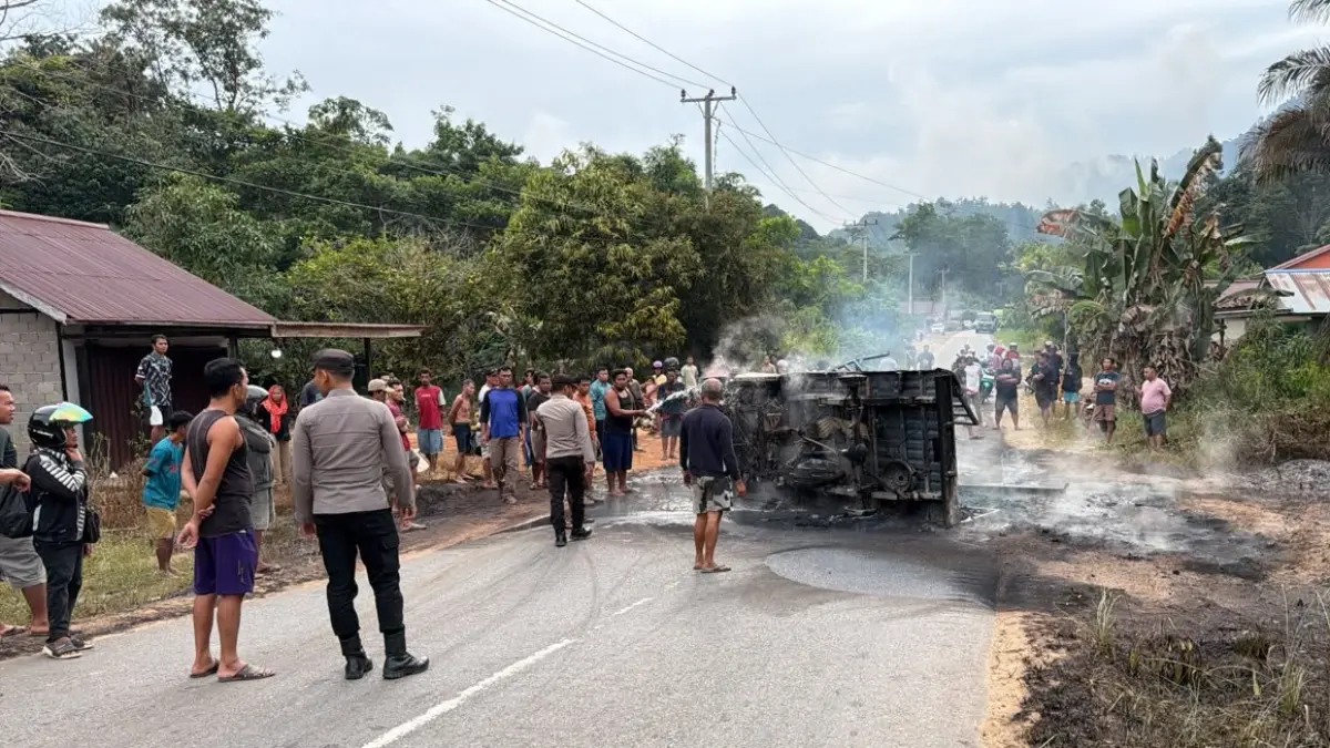 Kondisi Daihatsu Grand Max yang hangus terbakar usai terguling di Jalan Trans Kalimantan, Kecamatan Toba, Sanggau. Insiden diduga bermula saat api muncul dari bak belakang kendaraan ketika melaju.