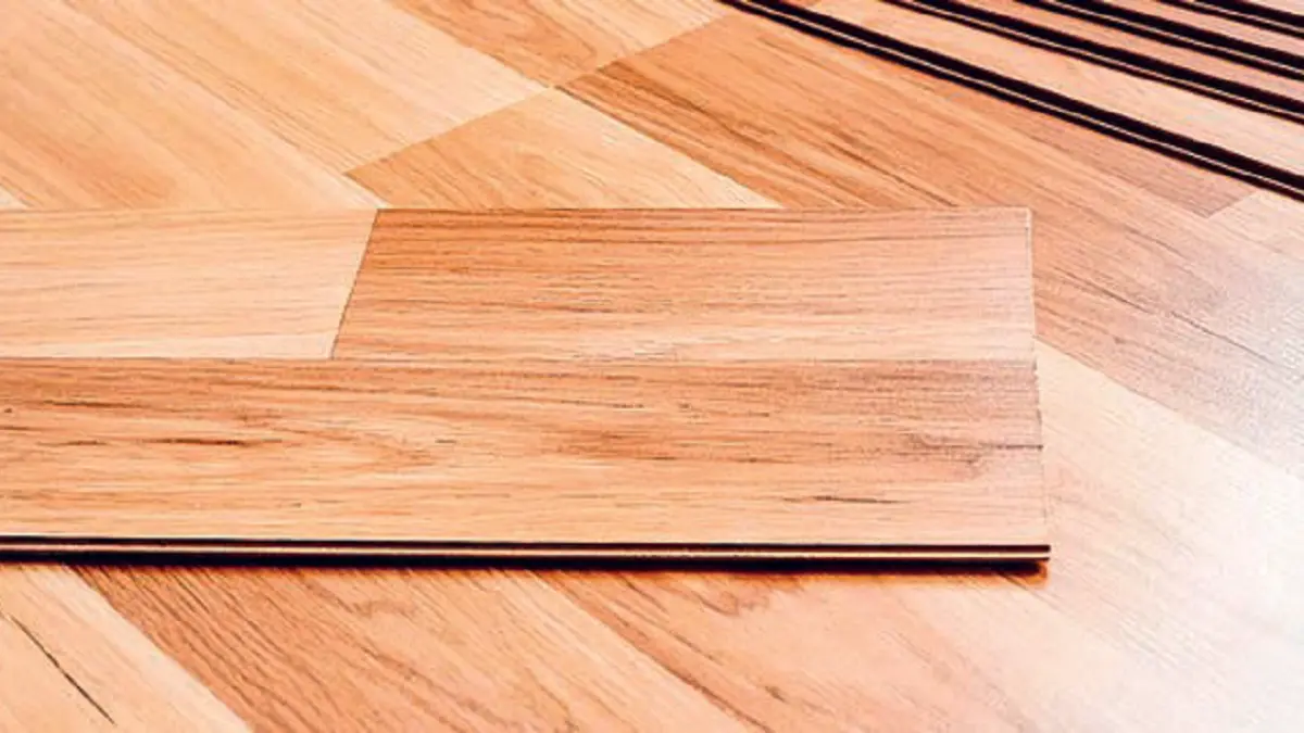 Material parquet menciptakan suasana ruangan yang lebih hangat dibanding keramik. (DOK JAWAPOS)