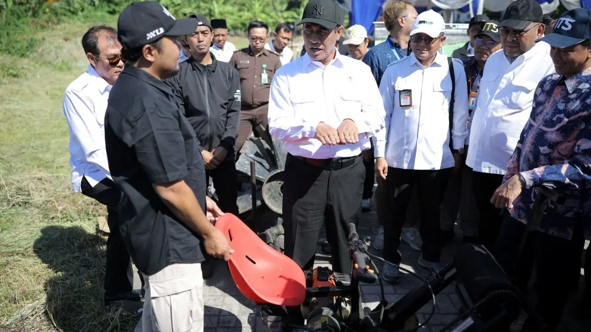 Mentan Andi Amran Sulaiman meninjau sejumlah inovasi hasil riset kampus Institut Teknologi Sepuluh Nopember (ITS) Kampus Buncitan, Sidoarjo, Jawa Timur, Rabu (22/7). (DOK KEMENTAN RI)
