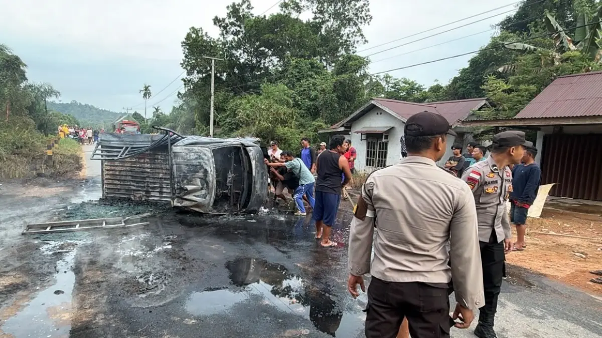 Mobil Daihatsu Grand Max terbakar setelah terguling di Jalan Trans Kalimantan Kilometer 17, Kecamatan Toba, Kabupaten Sanggau, Kalimantan Barat.