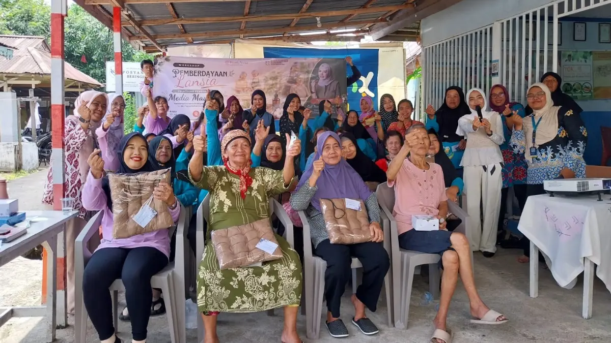 Pelatihan meracik minyak rempah sekaligus mempelajari teknik dasar terapi refleksi kaki bagi para lansia yang digelar di Posyandu Beringin, Jalan Beringin Gang Beringin 3, Kota Pontianak, Rabu (22/7). (SITI SULBIYAH/PONTIANAK POST)