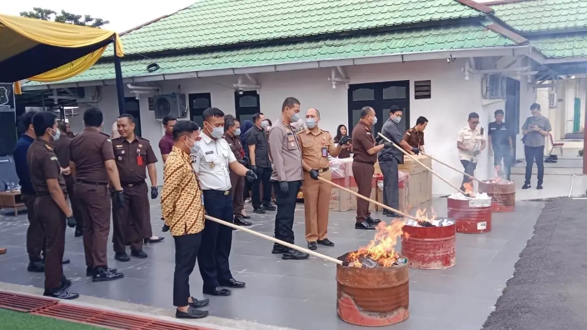 Pemusnahan barang bukti dengan cara dibakar di Kantor Kejari Mempawah. (ISTIMEWA)