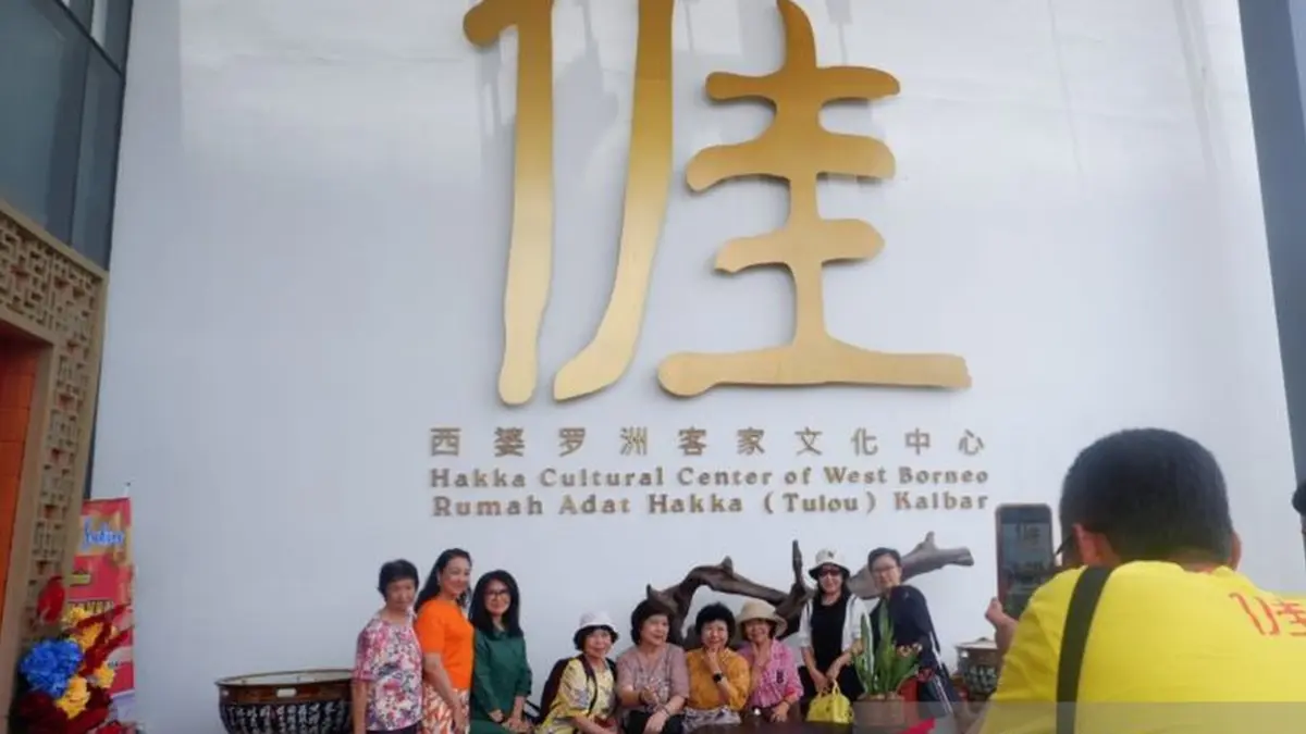 Pengunjung berfoto di bagian depan Rumah Hakka Kubu Raya (DOK ANTARA) 