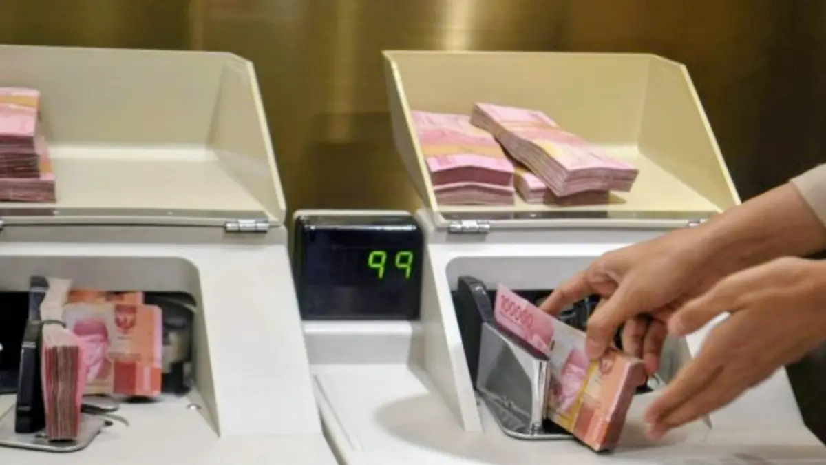 Petugas menghitung uang rupiah. (ANTARA FOTO/Muhammad Adimaja/nym.)