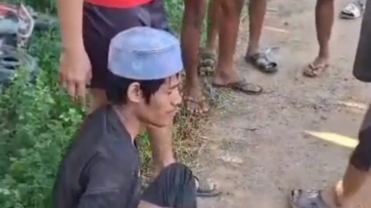 Potongan video yang memperlihatkan warga mengamankan seorang pria yang diduga hendak mencuri sepeda motor. (Istimewa).  

