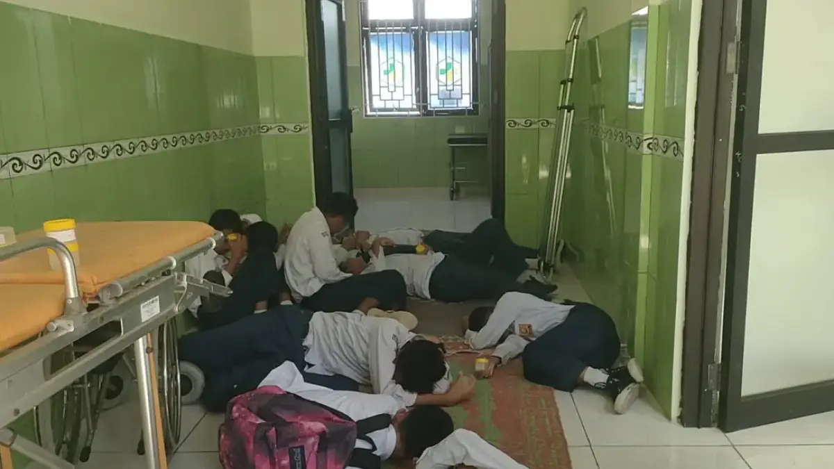 SAKIT: Siswa SMPN 3 Wates DIY merintih kesakitan saat di IGD Puskesmas Wates diduga akibat keracunan menu MBG. (ISTIMEWA)