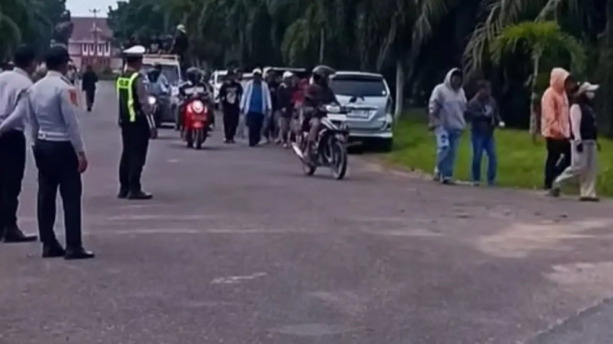 Sejumlah warga Kecamatan Jawai mendatangi Gedung DPRD Kabupaten Sambas guna menyampaikan aspirasi. (ISTIMEWA)