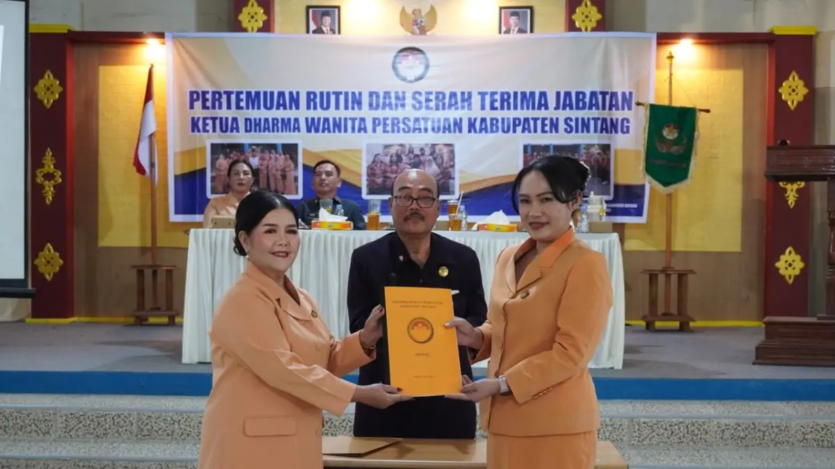 Serah terima jabatan Ketua Umum DWP Kabupaten Sintang dari Ny. Delfia Mery Budianti Harisinto Linoh kepada Ny. Norhayati Kartiyus.(ISTIMEWA) 

