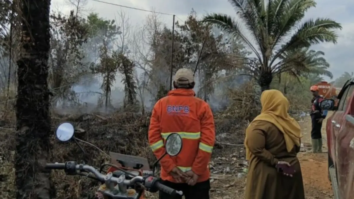 Wakil Bupati Kotim Irawati (kanan) meninjau pemadaman karhutla di Kilometer 10 Jalan Tjilik Riwut, Sampit, Selasa (21/7).(ANTARA/HO-BPBD Kotim)

