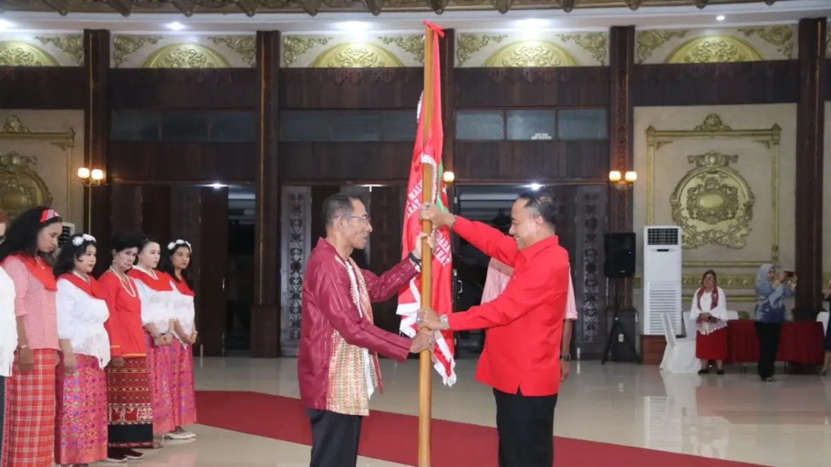 Wakil Gubernur K Krisantus Kurniawan saat menyerahkan bendera pada pengukuhan mengukuhkan Dewan Pimpinan Pusat (DPP) Perkumpulan Basudara Maluku Provinsi Kalbar masa bakti 2026–2031.  (Adpim Pemprov Kalbar)