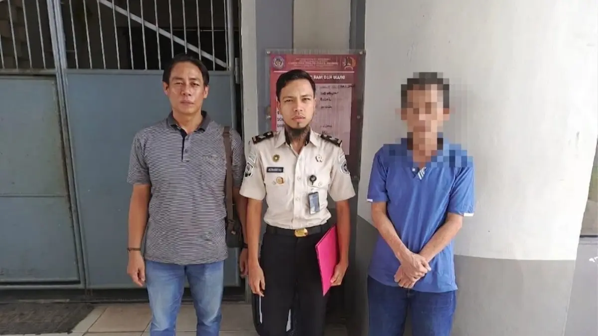 PELIMPAHAN TAHAP II: Penyidik Satresnarkoba Polres Singkawang menyerahkan tersangka kasus dugaan tindak pidana narkotika berinisial NM beserta barang bukti kepada Jaksa Penuntut Umum di Kejaksaan Negeri Singkawang, Kamis (23/7). Pelimpahan dilakukan setelah berkas perkara dinyatakan lengkap (P-21) dan kini memasuki tahap penuntutan.